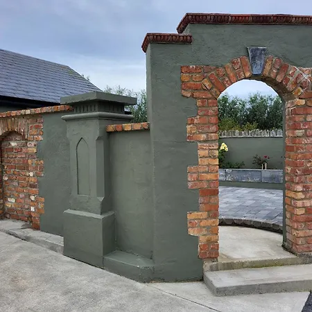 The Courtyard 拉辛赫